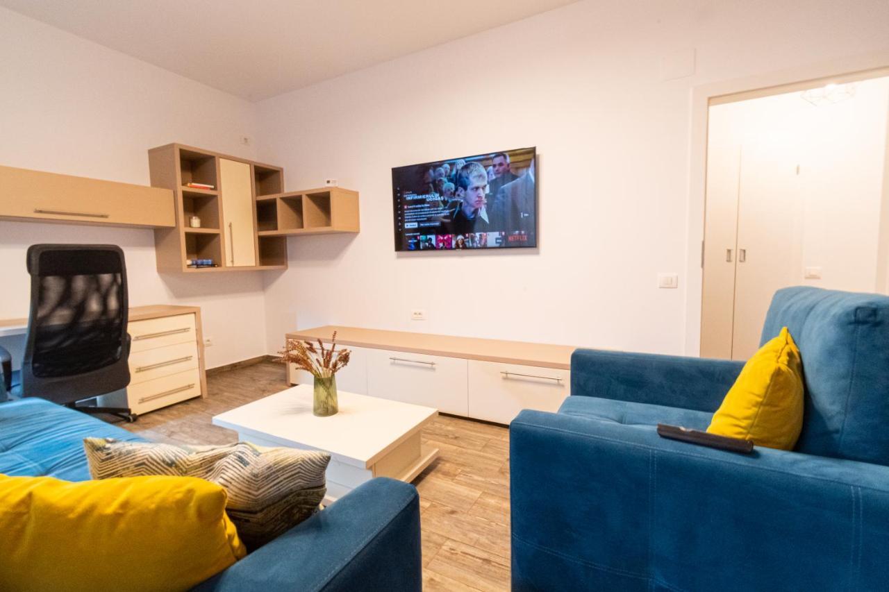 Yan Apartment - Near Mall & Free Private Parking Брашов Екстериор снимка
