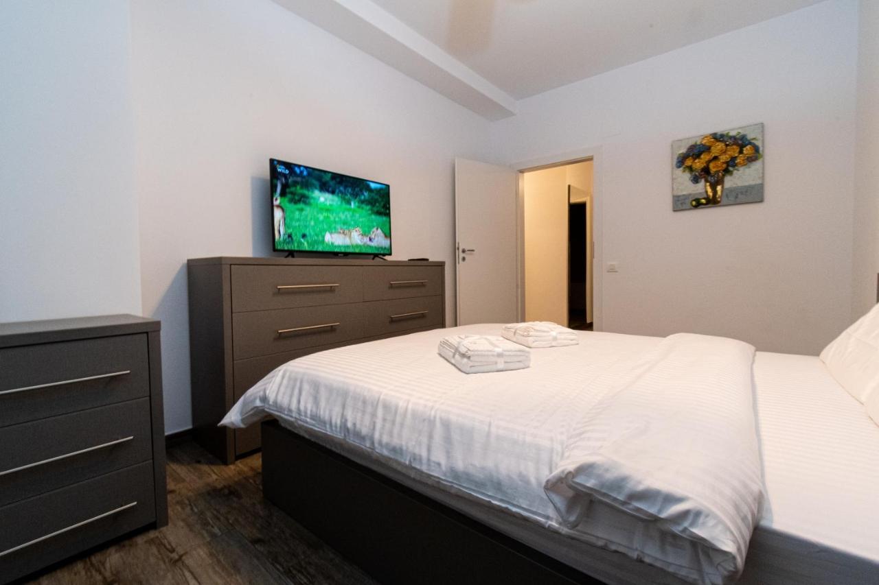 Yan Apartment - Near Mall & Free Private Parking Брашов Екстериор снимка