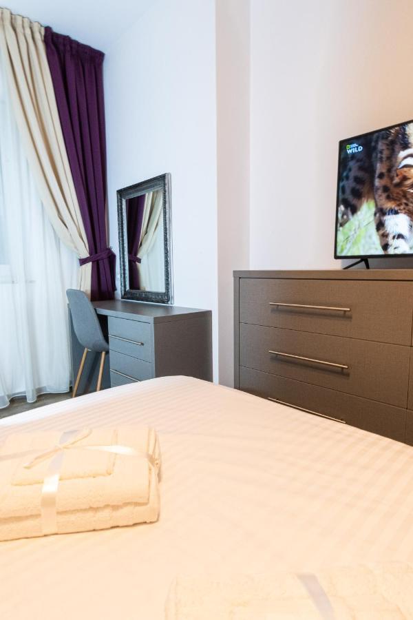 Yan Apartment - Near Mall & Free Private Parking Брашов Екстериор снимка