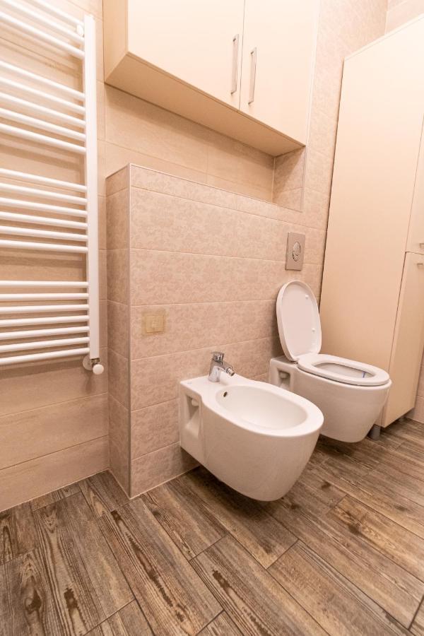 Yan Apartment - Near Mall & Free Private Parking Брашов Екстериор снимка