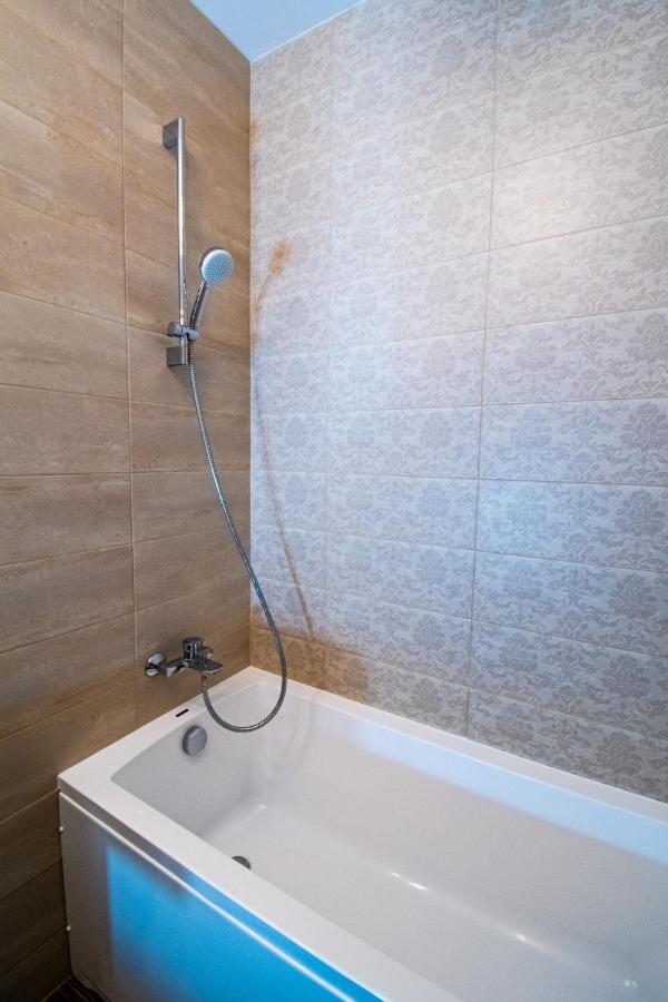 Yan Apartment - Near Mall & Free Private Parking Брашов Екстериор снимка
