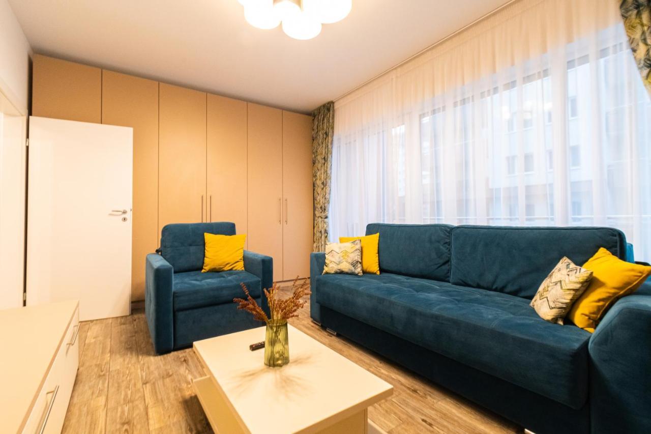 Yan Apartment - Near Mall & Free Private Parking Брашов Екстериор снимка