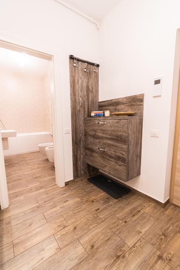Yan Apartment - Near Mall & Free Private Parking Брашов Екстериор снимка